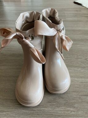 Igor Kids Glossy Satin Bow Rain Boots in Nude